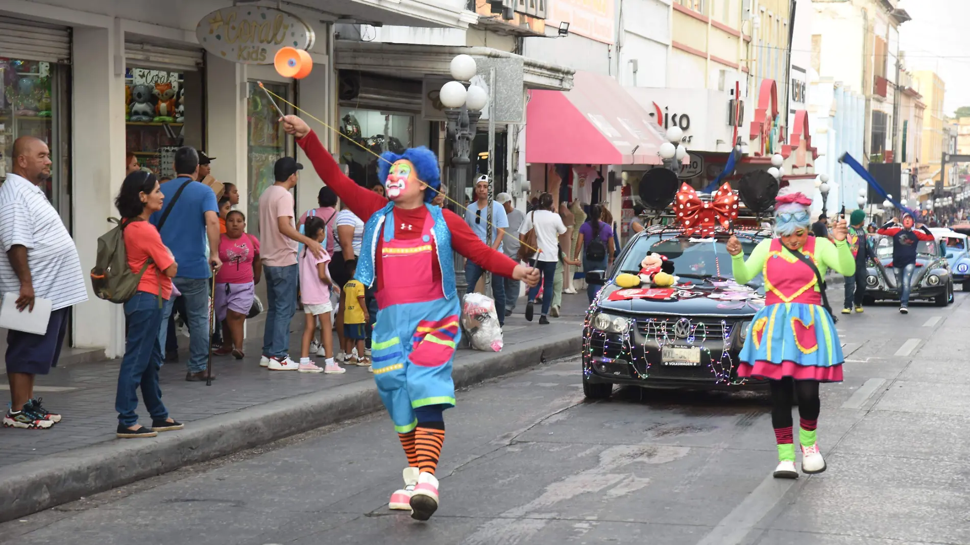 Cerca de 80 payasos invadieron el centro de Tampico para alegrar la tarde de las personas